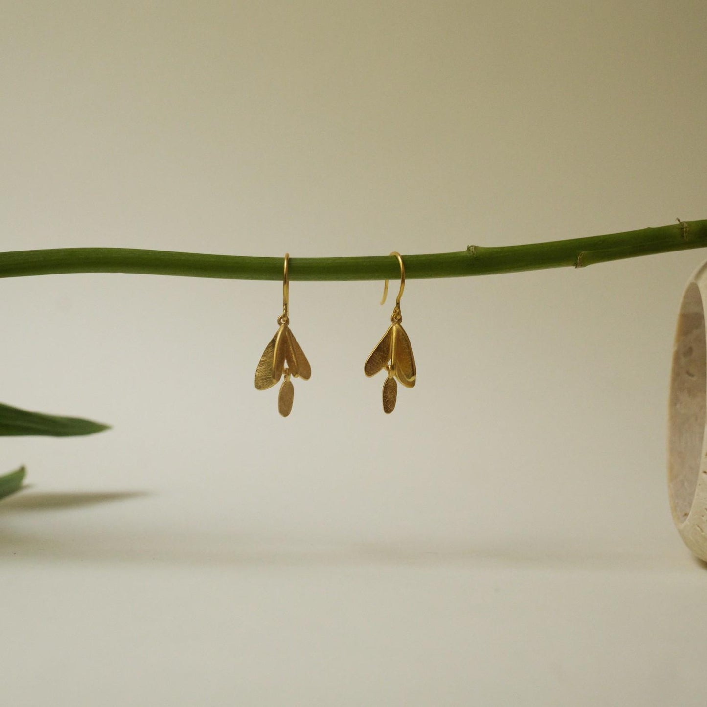 Orecchini pendenti con foglie placcati oro 24K