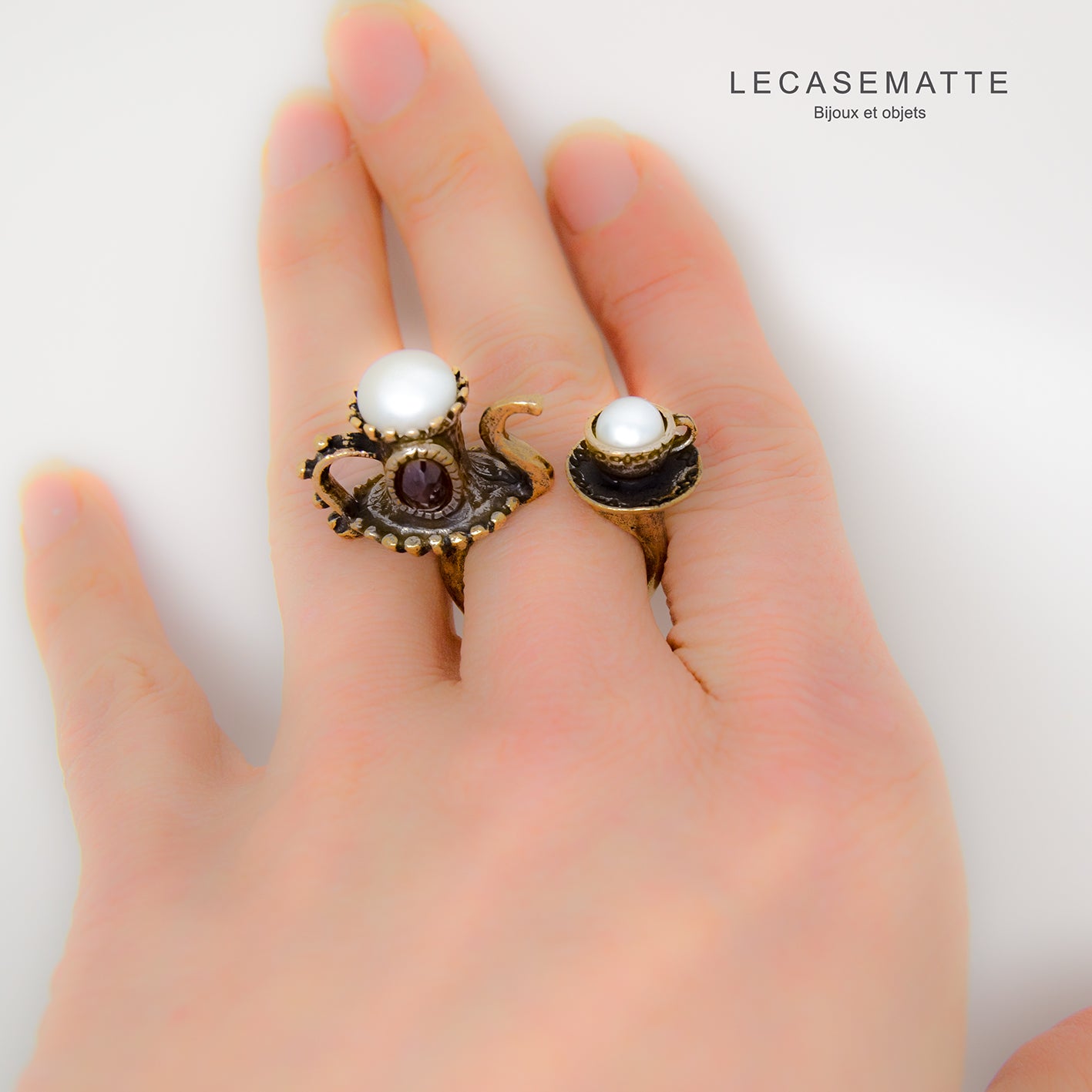 Anello Alice nel Paese delle Meraviglie – Eleganza e Magia con Granato e Perle Coltivate (Codice: AN ALICE 01)