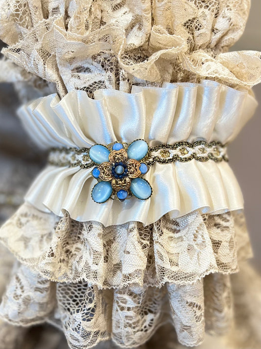 Spilla con Pietre Dure - Stile Vintage in Ottone Spazzolato e Paste Vitree