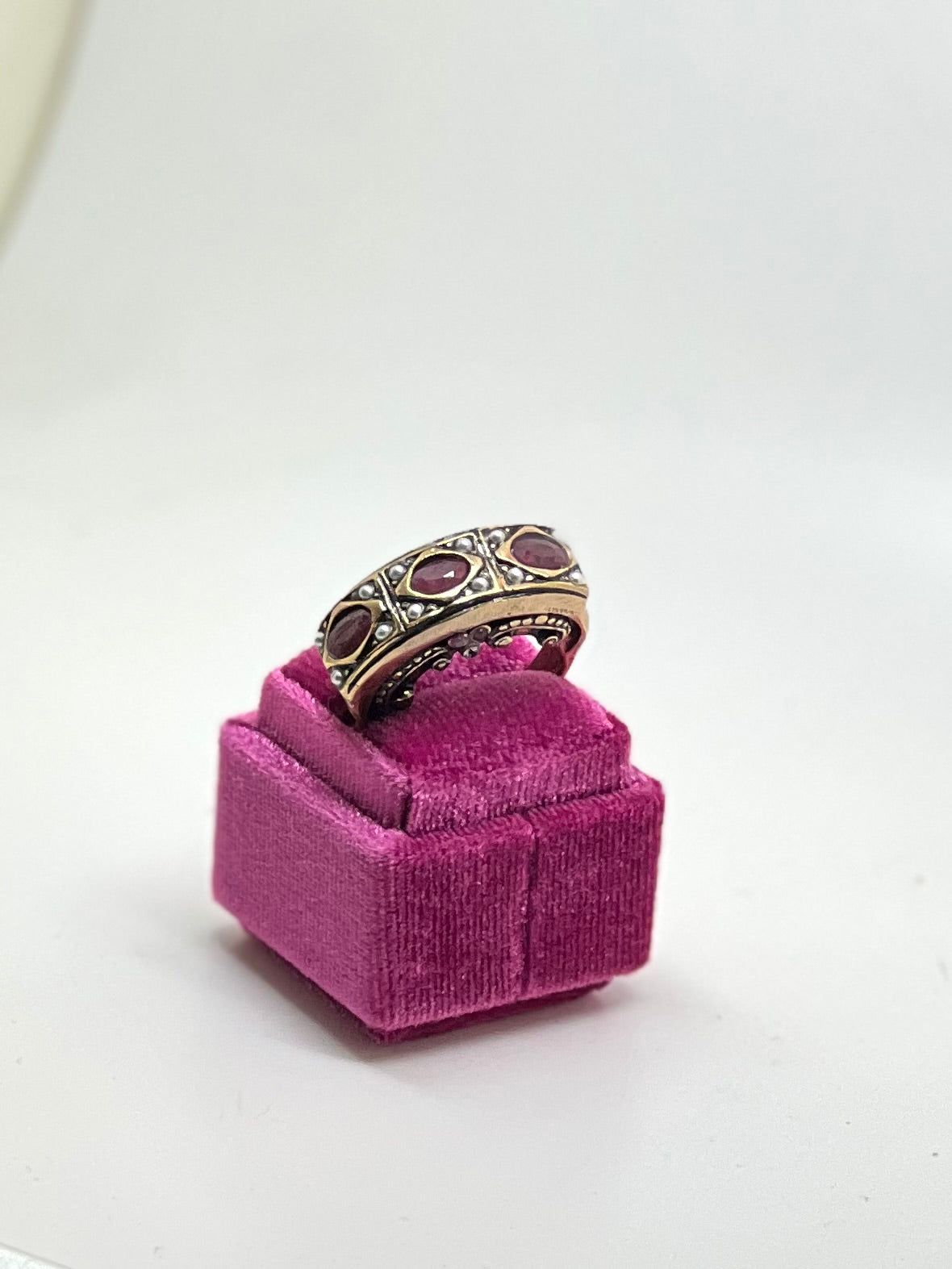 Anello Rinascimento - Anello Artigianale in Ottone Dorato con Rubini, Perline e Swarovski (Codice: AN RN 01)