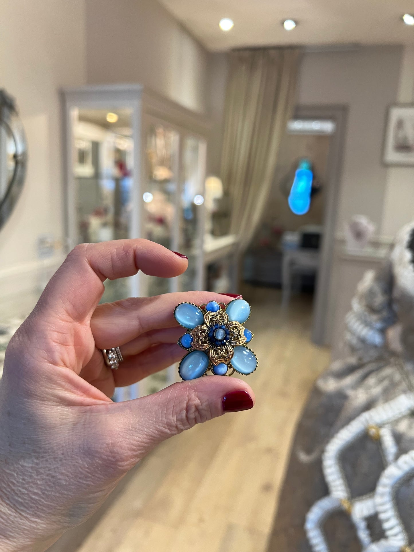 Spilla con Pietre Dure - Stile Vintage in Ottone Spazzolato e Paste Vitree