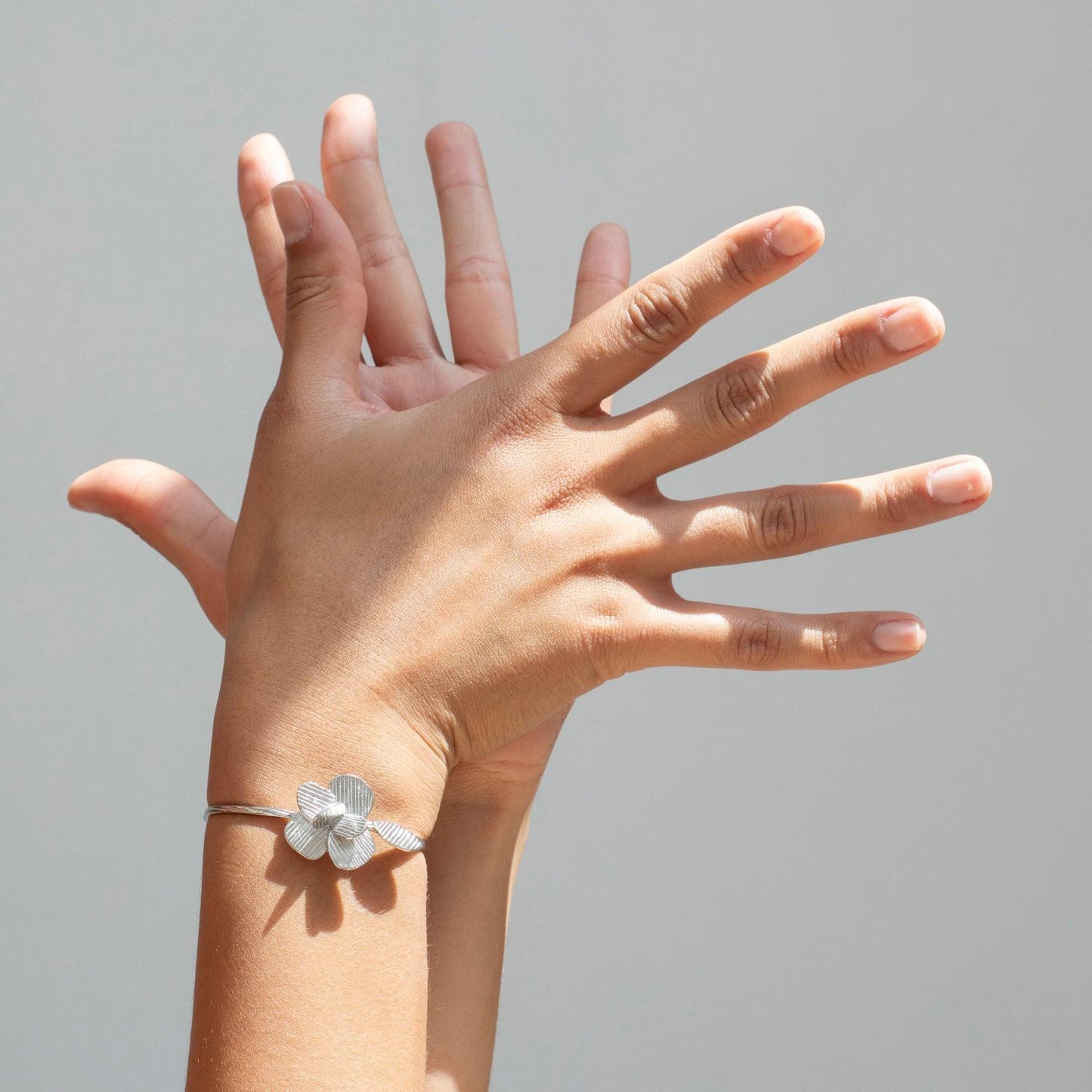 Bracciale rigido argento con motivo floreale BR-ARG-001