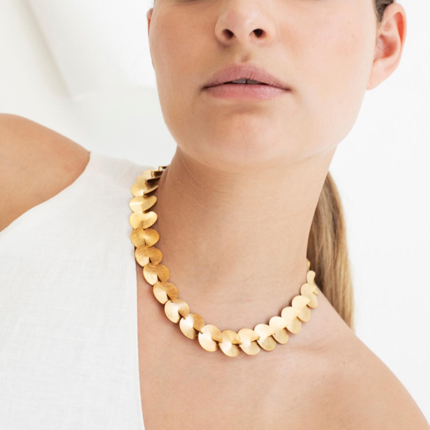 Collana statement in ottone placcato oro 24 kt