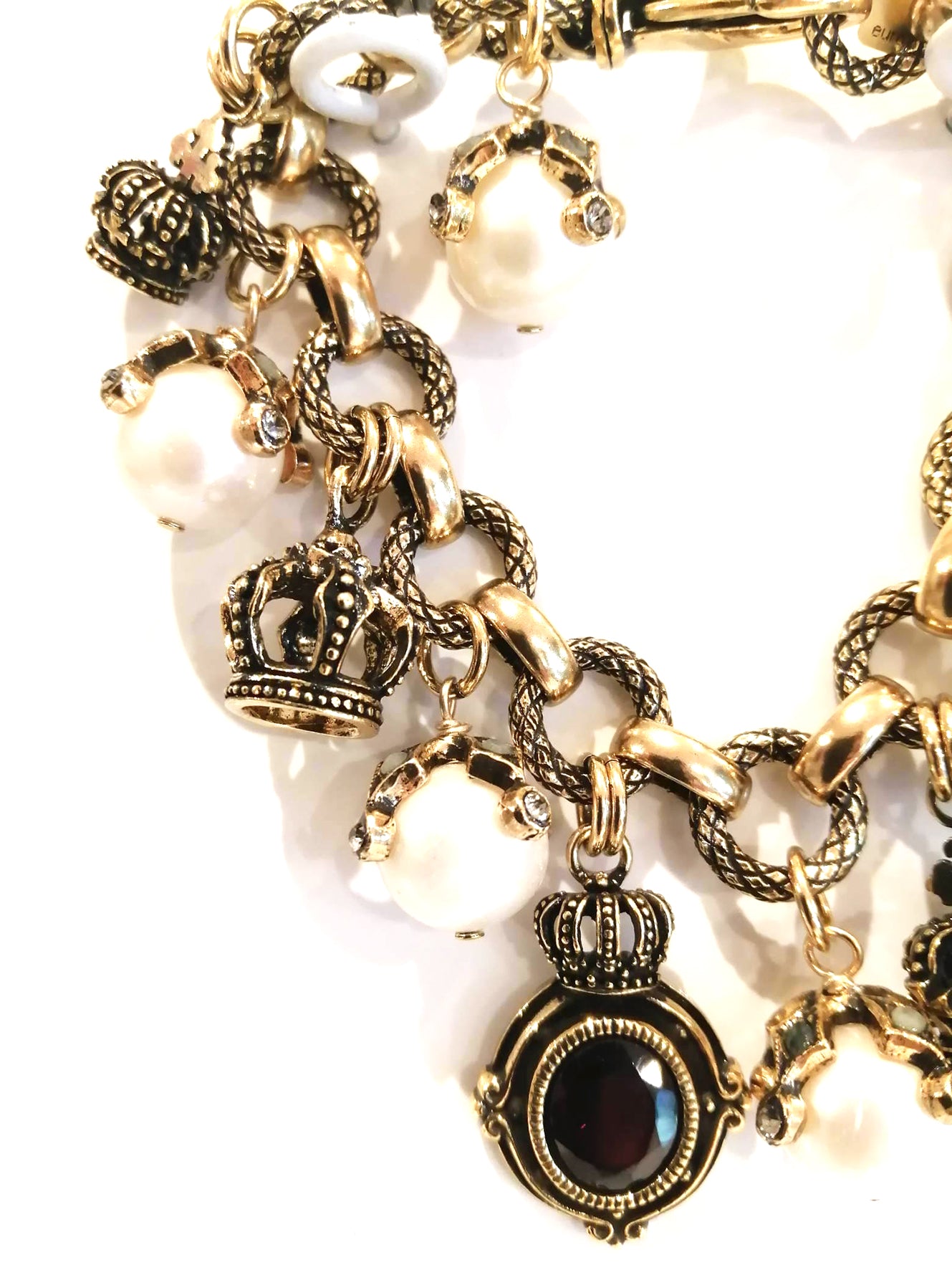 Bracciale Charms Corona - Bracciale Artigianale in Ottone Dorato con Perle, Corone e Granato (Codice: BR CHARMS CORONA)