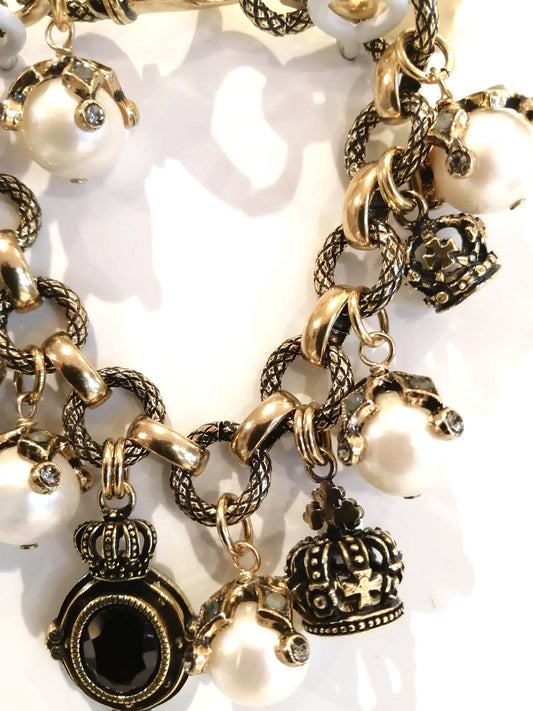 Bracciale Charms Corona - Bracciale Artigianale in Ottone Dorato con Perle, Corone e Granato (Codice: BR CHARMS CORONA)