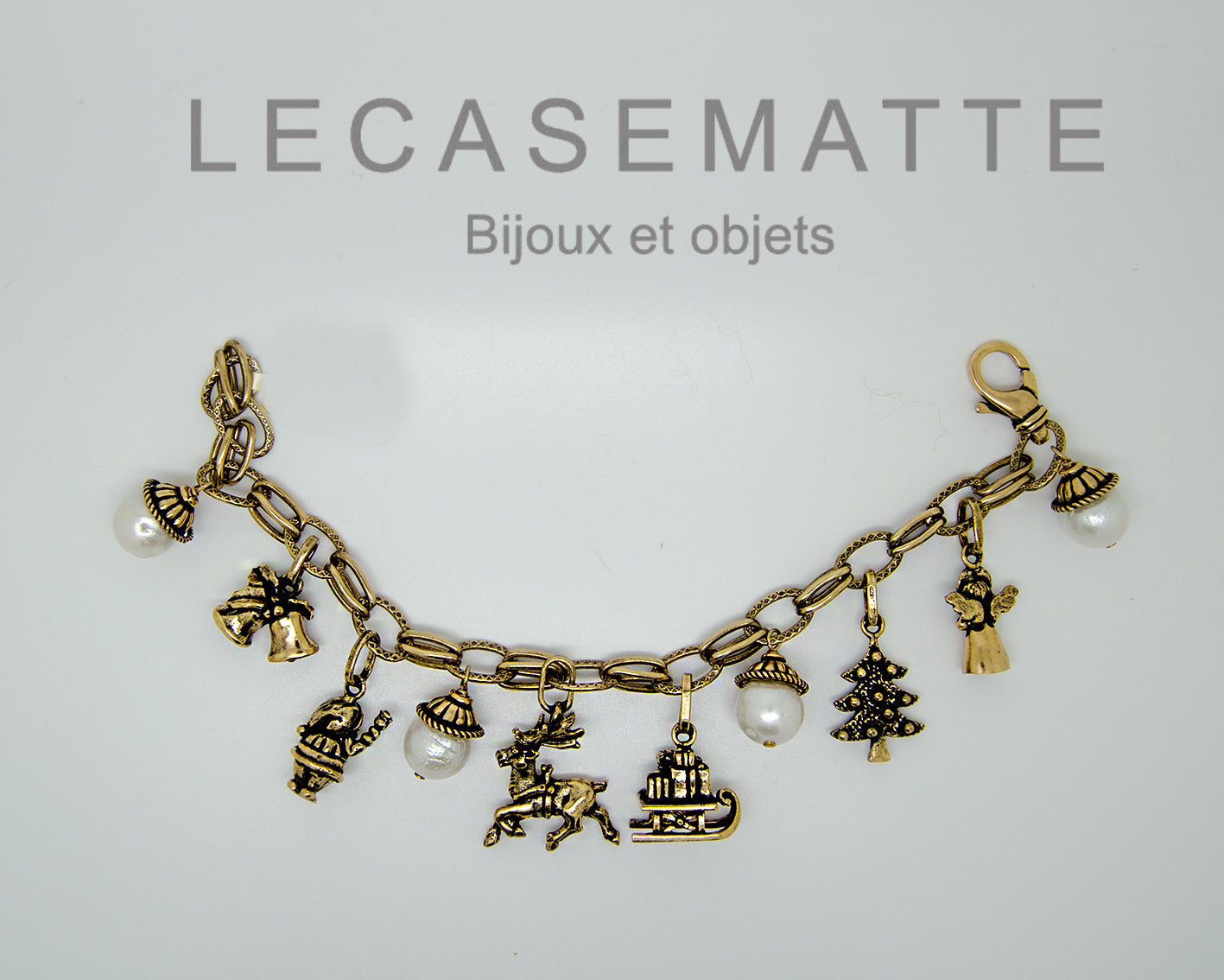 Bracciale Charms Natale - Bracciale Artigianale in Ottone Dorato con Perle, Corone e Granato (Codice: BR CHARMS NATALE)
