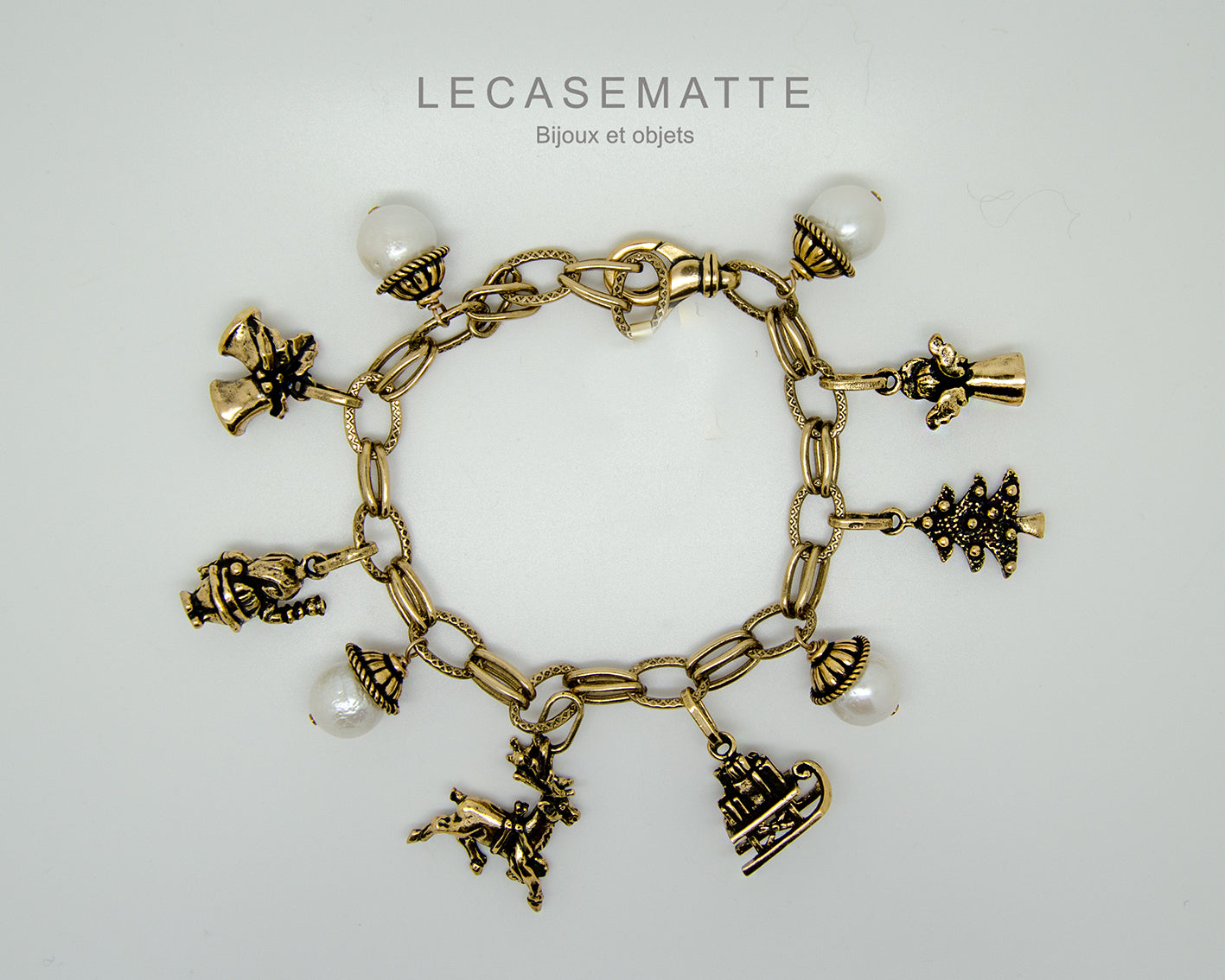 Bracciale Charms Natale - Bracciale Artigianale in Ottone Dorato con Perle, Corone e Granato (Codice: BR CHARMS NATALE)