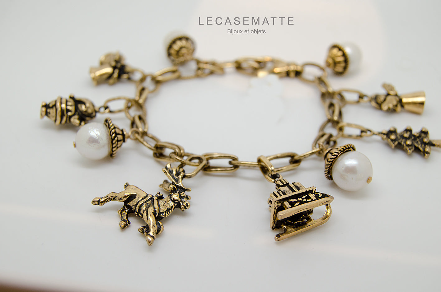 Bracciale Charms Natale - Bracciale Artigianale in Ottone Dorato con Perle, Corone e Granato (Codice: BR CHARMS NATALE)