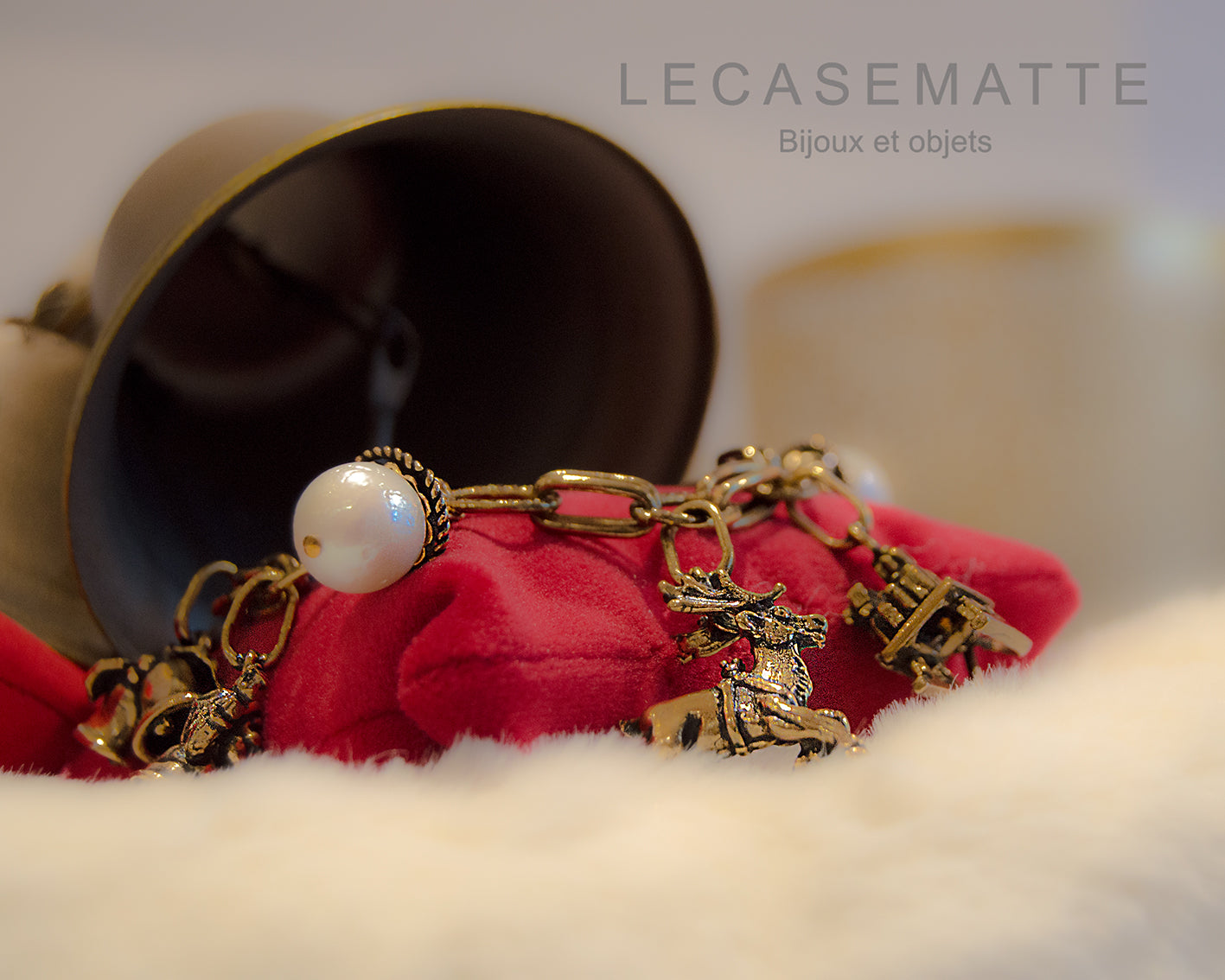 Bracciale Charms Natale - Bracciale Artigianale in Ottone Dorato con Perle, Corone e Granato (Codice: BR CHARMS NATALE)