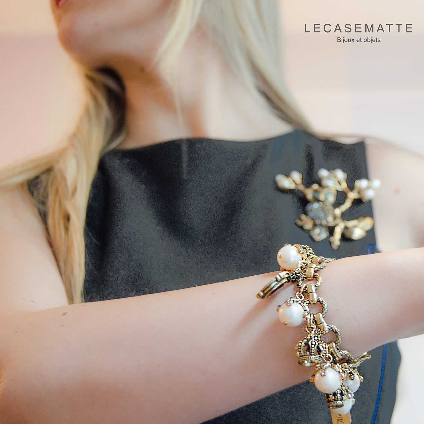 Bracciale Charms Corona - Bracciale Artigianale in Ottone Dorato con Perle, Corone e Granato (Codice: BR CHARMS CORONA)