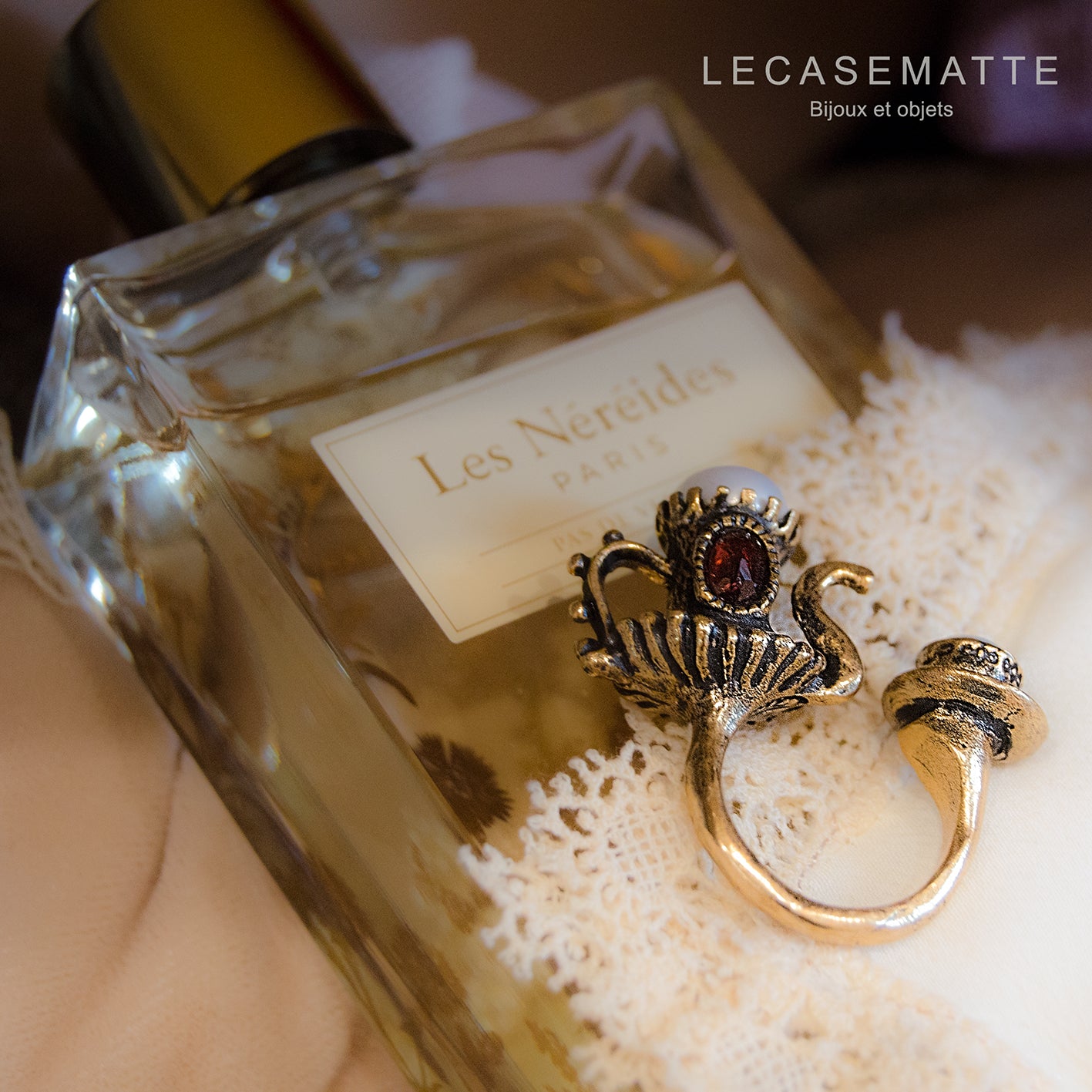 Anello Alice nel Paese delle Meraviglie – Eleganza e Magia con Granato e Perle Coltivate (Codice: AN ALICE 01)