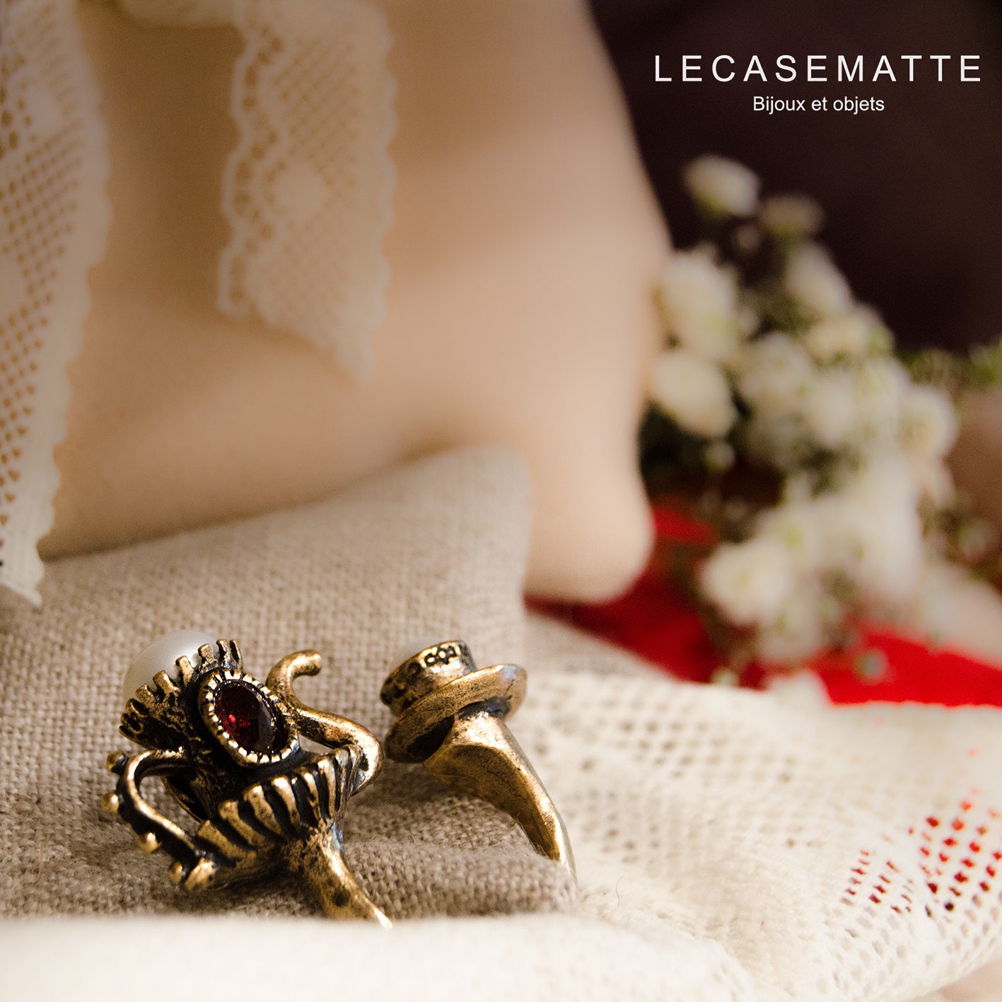 Anello Alice nel Paese delle Meraviglie – Eleganza e Magia con Granato e Perle Coltivate (Codice: AN ALICE 01)