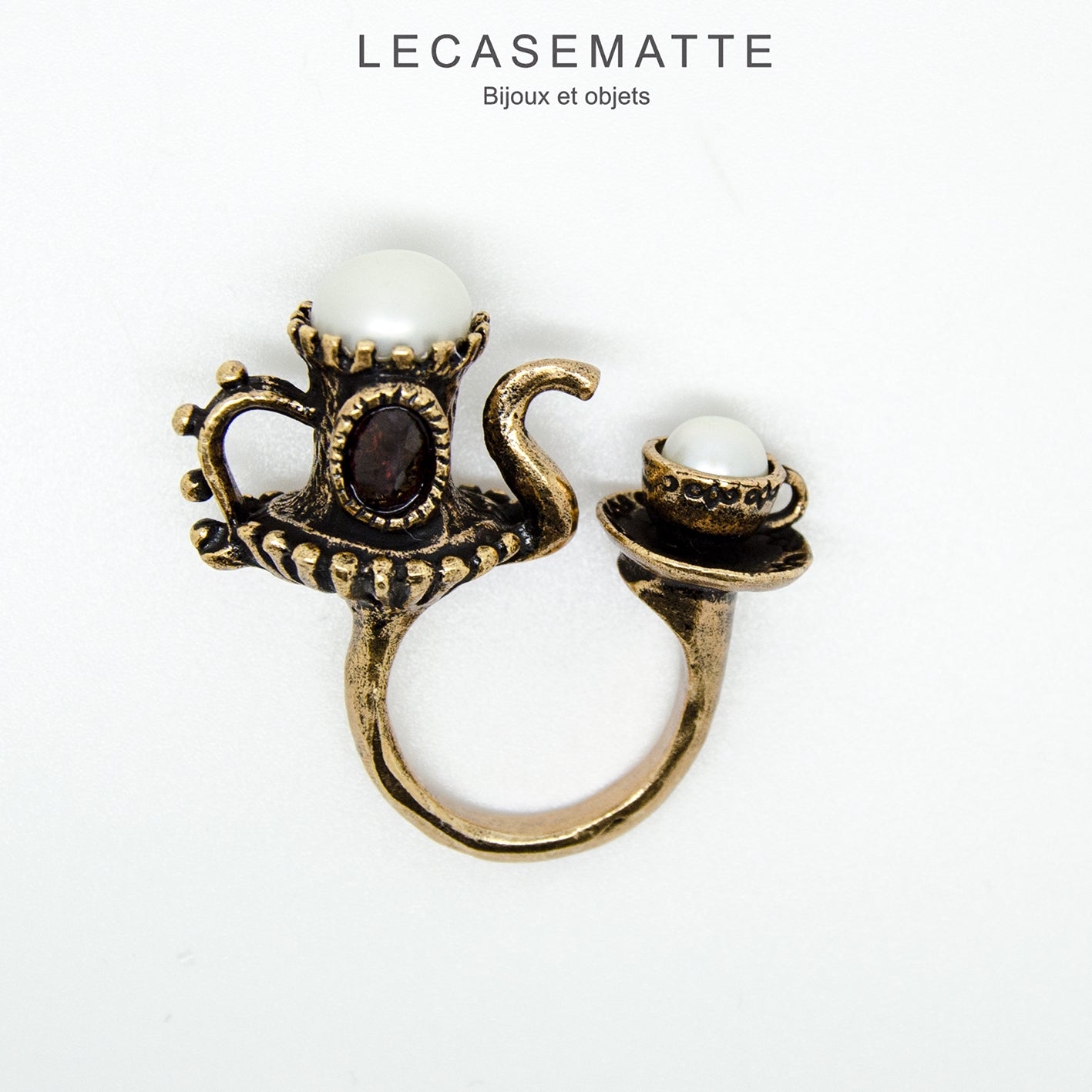 Anello Alice nel Paese delle Meraviglie – Eleganza e Magia con Granato e Perle Coltivate (Codice: AN ALICE 01)